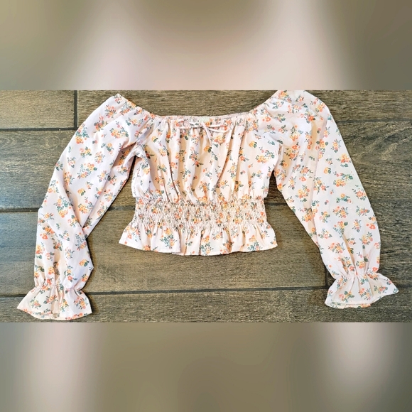 Gianni Bini Tops - GB Gianni Bini Juniors floral crop top short puffy sleeve size Med / multi-color